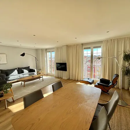 Contemplando La Catedral By Apartamentoscatedralcamino