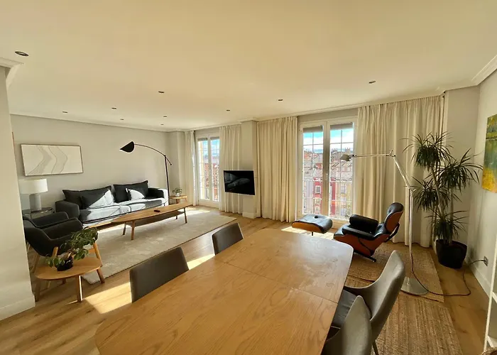 Contemplando La Catedral By Apartamentoscatedralcamino